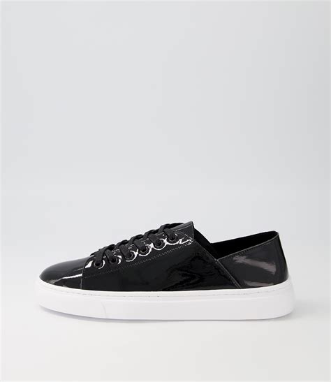 Oskher Leather Sneaker .